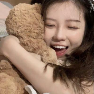 仰望天空的少女瞳中映照的世界